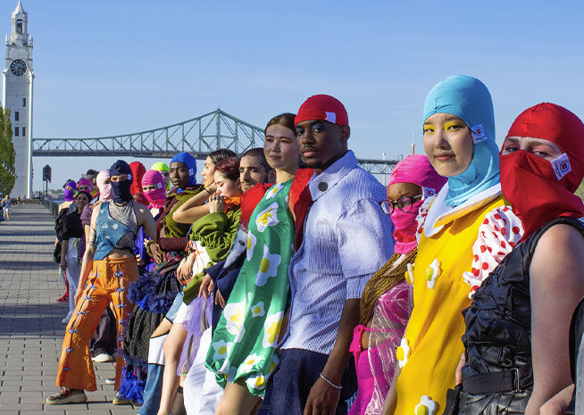 Un groupe de personnes d'ethnicités et de tenues variées, uni devant un pont, symbolisant la solidarité dans la diversité.