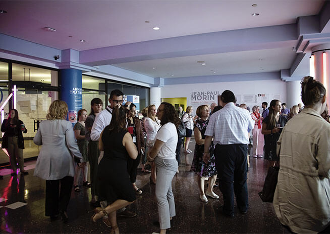 Les participants à une conférence se mêlent pendant une pause dans le hall, se livrant au réseautage professionnel.