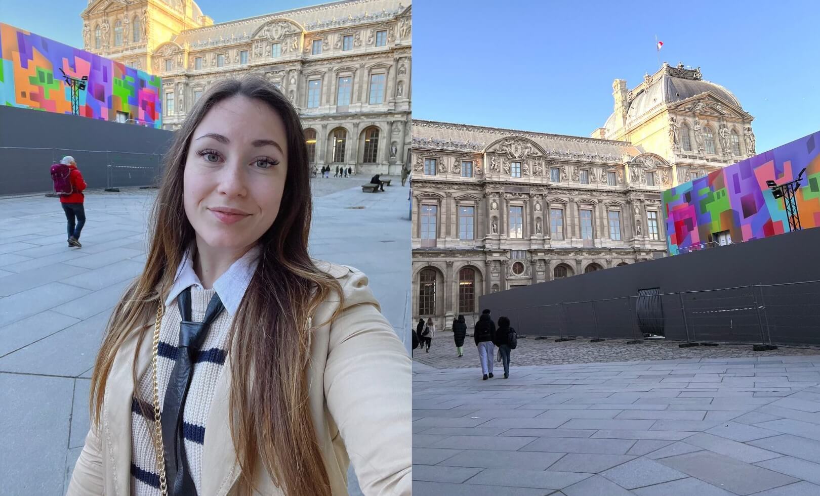 Un visiteur prend un selfie avec le musée du Louvre en arrière-plan, montrant le contraste entre l'architecture historique et les installations modernes.