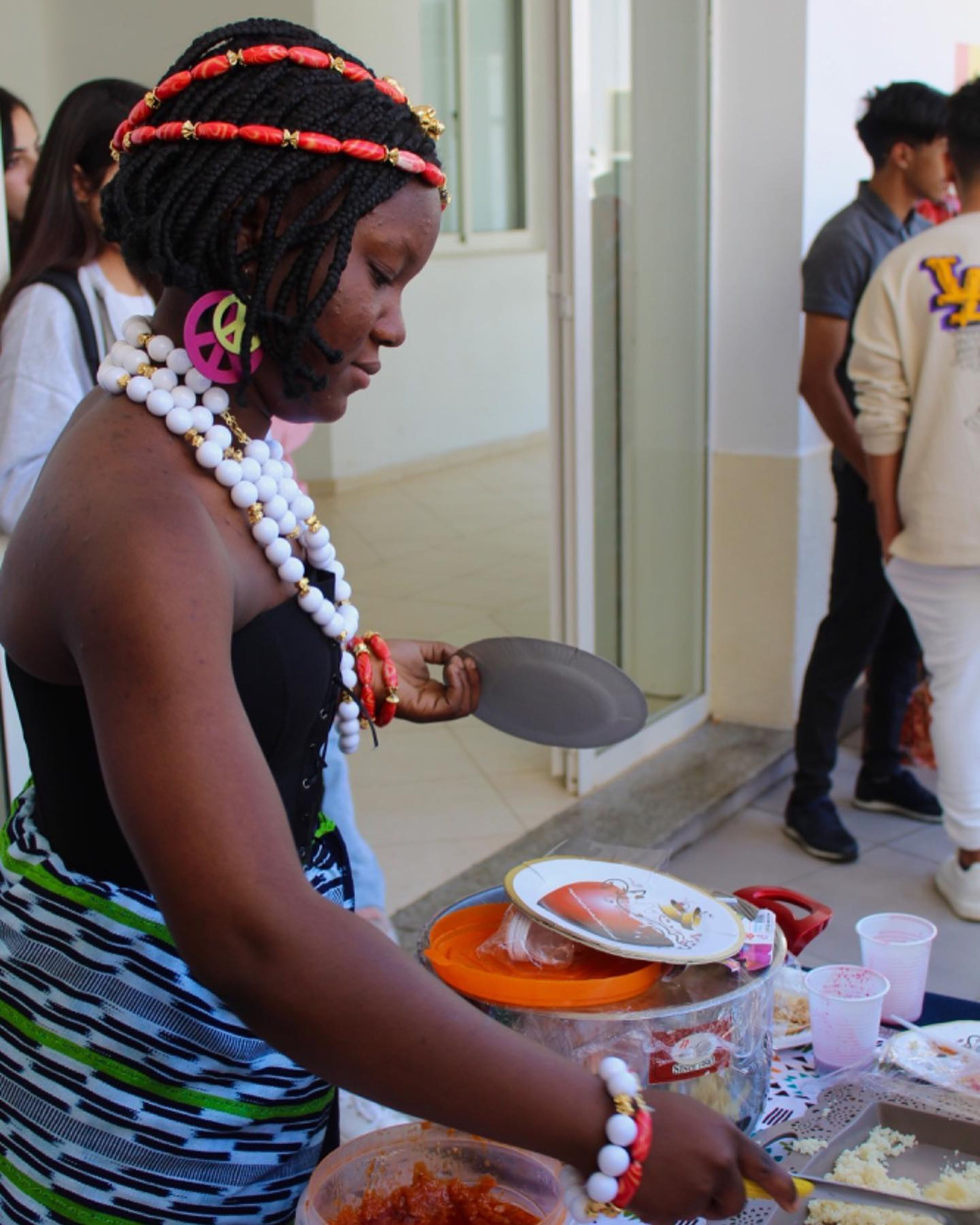 Service de plats traditionnels lors d'un événement culturel