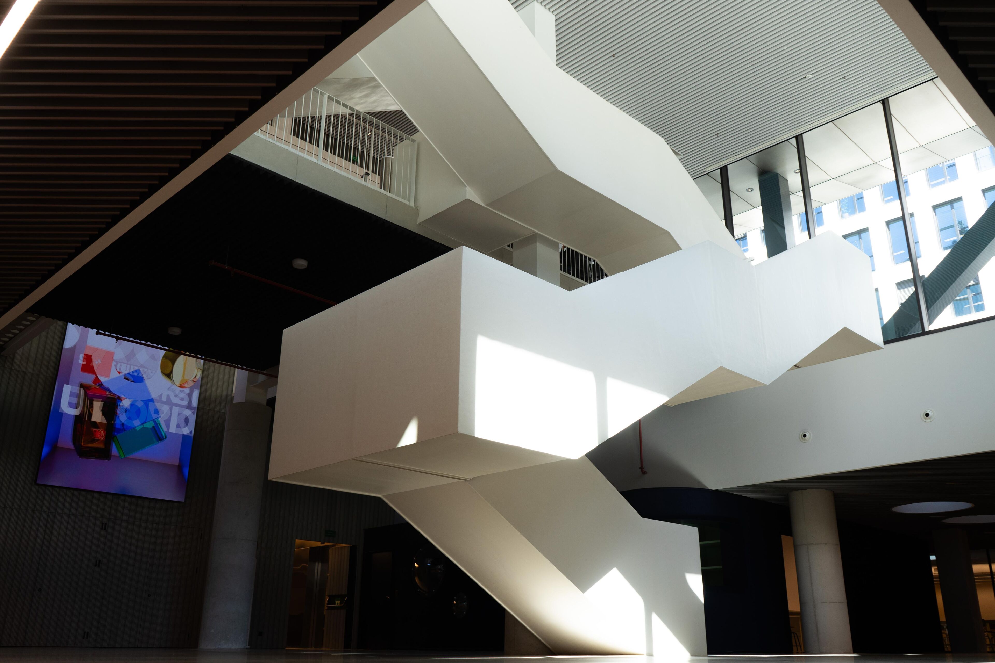  Escalier Intérieur Moderne au Design Géométrique