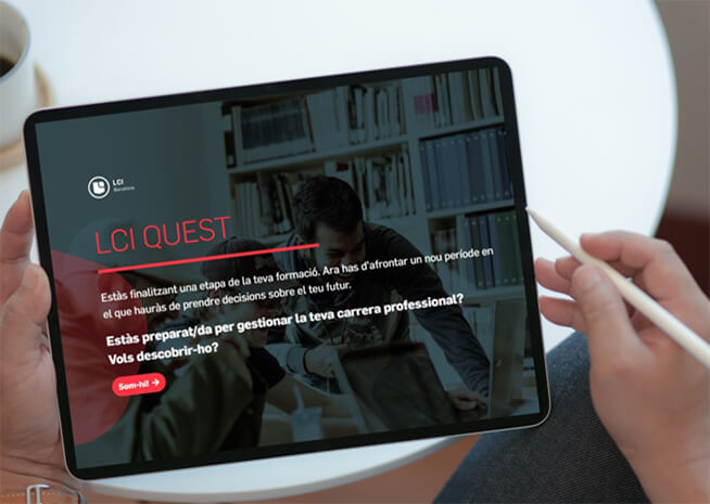 Una persona visualitza un anunci educatiu en una tauleta, mostrant la plataforma 'LCI QUEST', amb un missatge sobre gestió de la carrera.