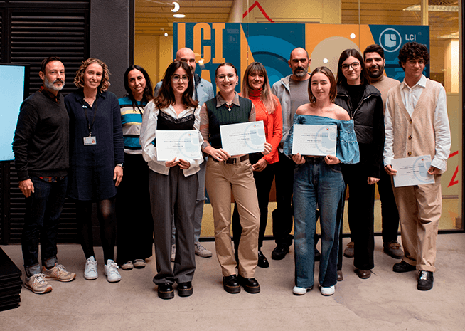 Un grup de professionals posant amb els seus certificats en una cerimònia de lliurament de premis, significat d'èxit i reconeixement.
