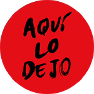 A vibrant red circular sign featuring the bold white text 'AQUÍ LO DEJO'.