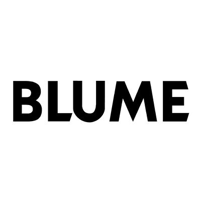 Una imatge en blanc i negre de la paraula 'BLUME' en lletres majúscules, mostrant un logotip de marca audaç i modern.