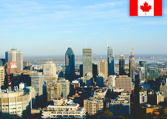 Vista de día claro del centro de Montreal, mostrando rascacielos, con la bandera canadiense en la esquina superior derecha.
