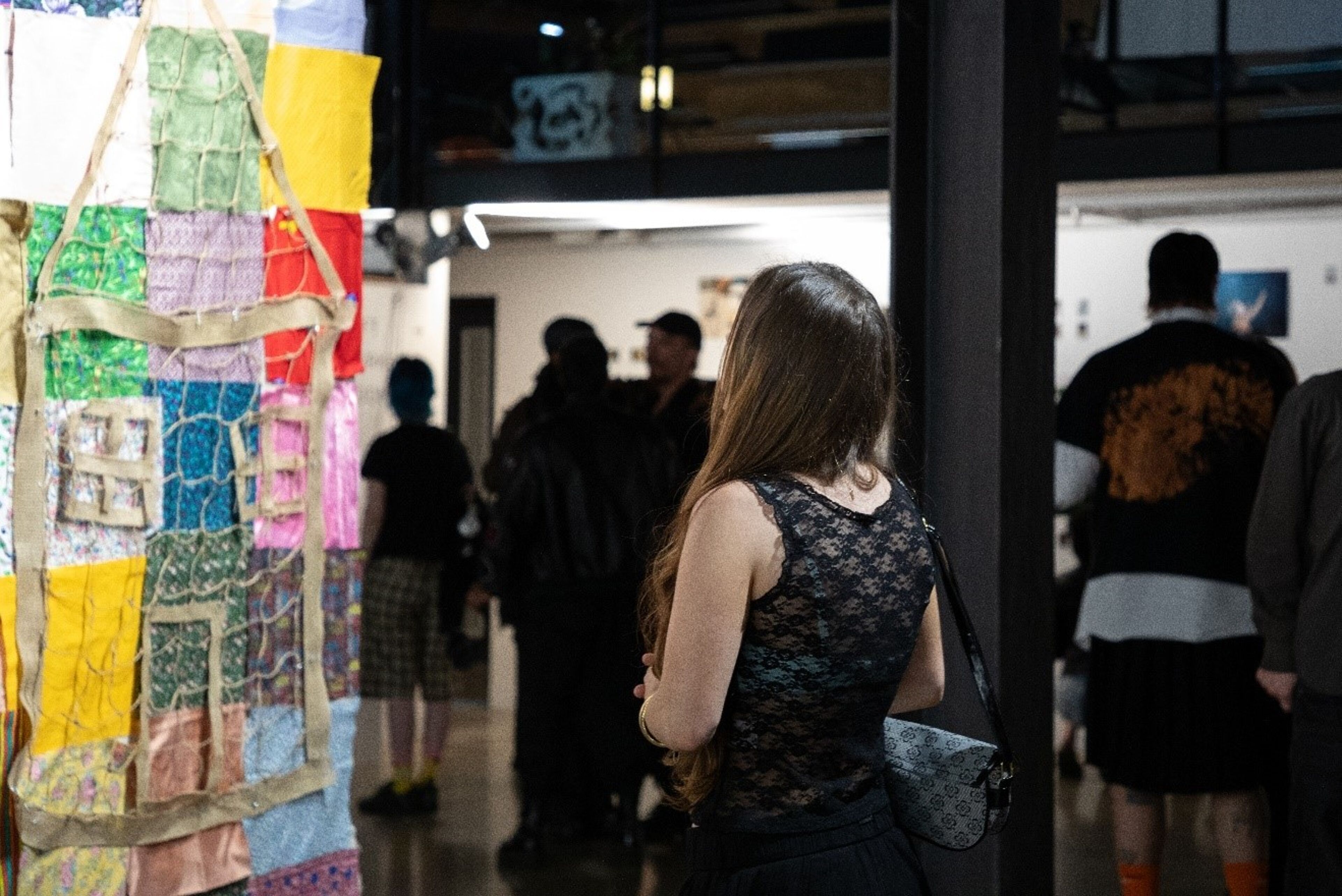 Mujer observando una instalación artística en una exposición