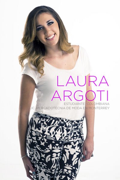 Laura Argoti, estudiante colombiana de mercadotecnia de moda en Monterrey, posa con confianza, mostrando su atuendo elegante y su sonrisa radiante.
